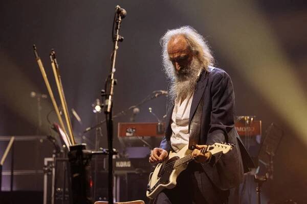 Na snímku z koncertu Nicka Cavea je hudebník Warren Ellis.