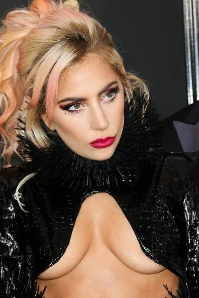 Udílení cen, nebo sraz fetišistů? Lady Gaga poodhalila ňadra v rajcovním oblečku jako pro dominu
