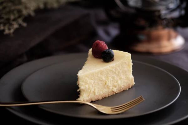 Nepečený cheesecake z tvarohu a zakysané smetany: Korpus vyrobíte jen ze 2 surovin!