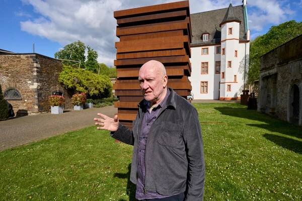 Sean Scully vor der neuen Skulptur „Shadowing Stack“ © Sean Scully/ Ludwig Museums Koblenz. Photo: Thomas Frey, 2024