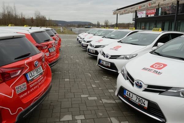 Toyota Auris Hybrid Touring Sports ve službách Kurýr Taxi - Různé - Autokaleidoskop