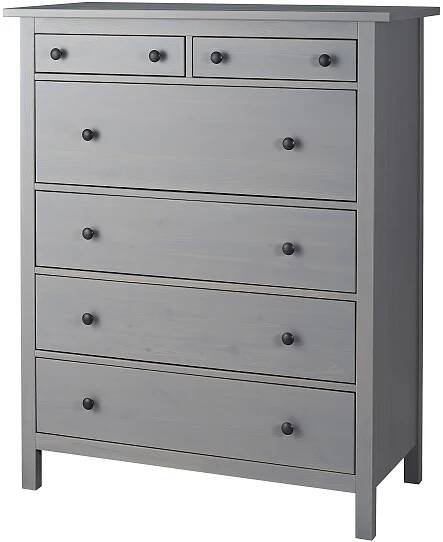 Graue HEMNES-Kommode, Massivholz, sechs Schubladen mit schwarzen Knöpfen, schlichtes rechteckiges Design.