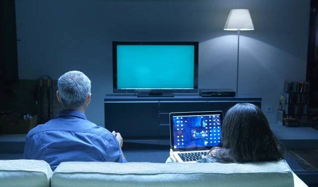 Dospělí sledování tv a pc — Stock obrázek