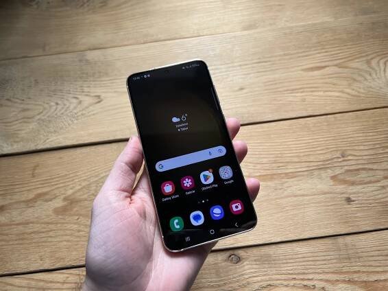 Další den a další problém. Uživatelé Galaxy S23 s One UI 6.1 si nově stěžují na problémy s dotykovou obrazovkou