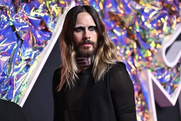 Spiderman Jared Leto: V pantoflích šplhal po zdi hotelu! Kvůli nové lásce?
