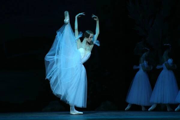 Baletní představení Giselle velkolepého uměleckého souboru z Petrohradu