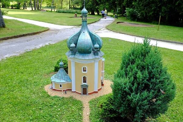 Soubor:Mariánské Lázně park Boheminium Lomec kostel Jména Panny Marie.jpg – Wikipedie