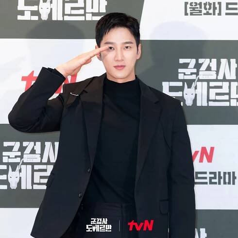 Dva vojenští prokurátoři Ahn Bo Hyun a Jo Bo Ah budou bojovat proti zlu v armádě v novém seriálu Military Prosecutor Doberman