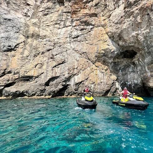 Cala Millor: Výlet na vodním skútru do jeskyně Sea Lion nebo do jeskyně Artà | GetYourGuide