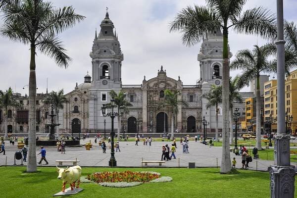 Stáhnout - Katedrála v plaza de armas se nachází v historickém centru města lima, peru — Stock obrázek