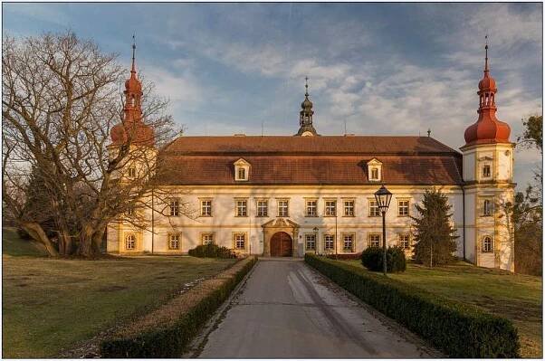 Solve Zámek Velké Heraltice jigsaw puzzle online with 70 pieces