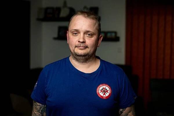 Horník Martin Sikora s tetováním na zádech.