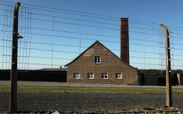 Galerie: Britští neonacisté hajlovali v koncentračním táboře Buchenwald - Fotka 2 - Echo24.cz