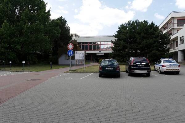 Neúnosná situace s auty u Dětské nemocnice: nový parkovací dům nabídne 546 míst