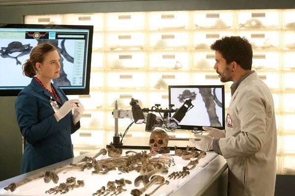 Sběratelé kostí - Série 11 - Z filmu - Emily Deschanel, Ignacio Serricchio
