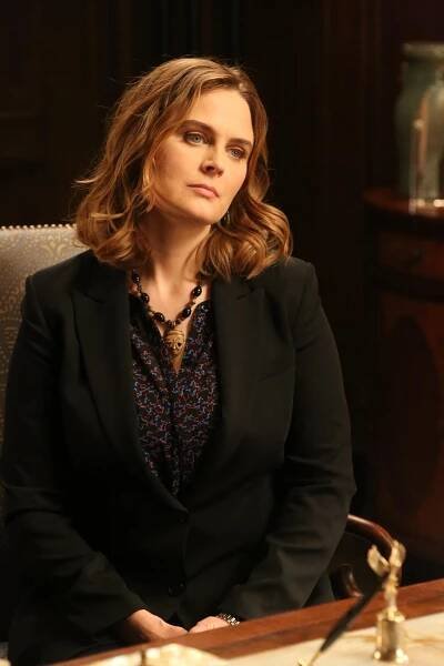 Sběratelé kostí - Skandál v senátu - Z filmu - Emily Deschanel