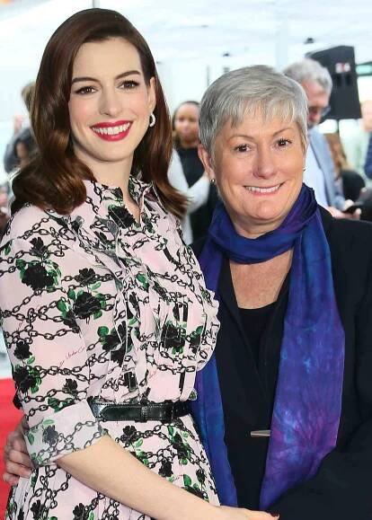 Anne Hathaway and her mom Kate McCauley Hathaway stand on Hathaway's newly unveilled Star on the Hollywood Walk Of Fame on May 09, 2019. 