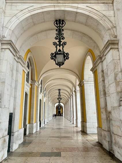 Vnitřní Sál Ve Stylu Art Deco S Kostkovanou Podlahou · Základová fotografie zdarma