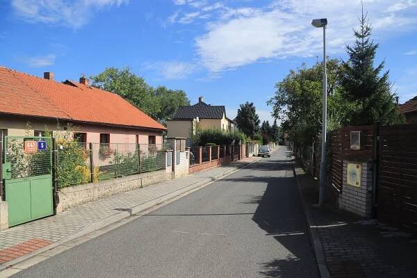 Soubor:East view of U Bílého Mlýnku street in Čakovice, Prague.jpg – Wikipedie