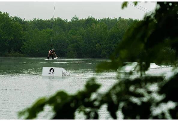 Wakeboardové otevřené vázání