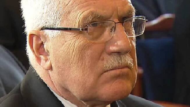 Sotva v Klausově institutu zaslechnou o sudetských Němcích, v hrůze lezou pod stůl. Ruska se ovšem nebojí