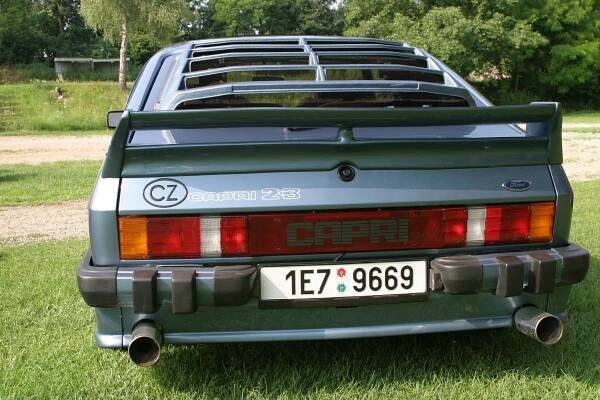 Ford Capri 2.3 Ghia Suhe Fashion – V šatech dobového tuningu