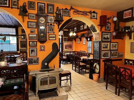 Unikátní atmosféra, dobré pivo. Hospůdku U Kovárny si oblíbily i známé osobnosti