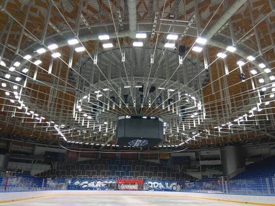 Do Ronda zatéká. Střechu stadionu, kde hraje hokejová Kometa, opraví