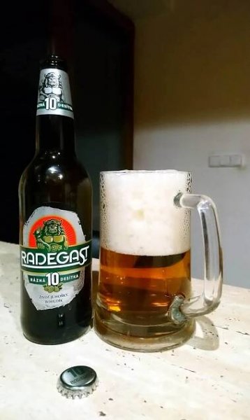 Radegast Rázná desítka,  lahev a sklenice