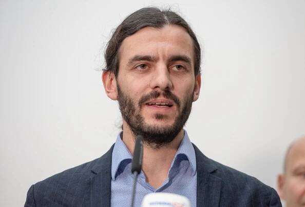 Rozkol v pražské koalici! U náměstka Adama Scheinherra byla policie