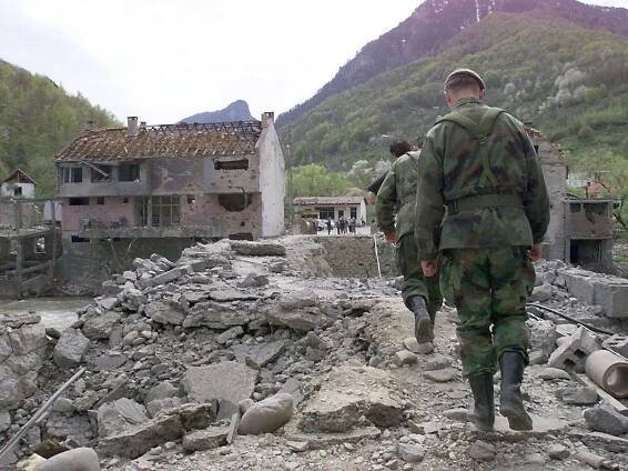 Před 20 lety skončila válka v bývalé Jugoslávii: NATO zastavilo útoky a Srbové se začali stahovat z Kosova