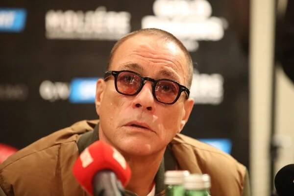 Akční hrdina Jean-Claude Van Damme čelí skandálnímu vyšetřování: »Darem« přijal pět dívek!