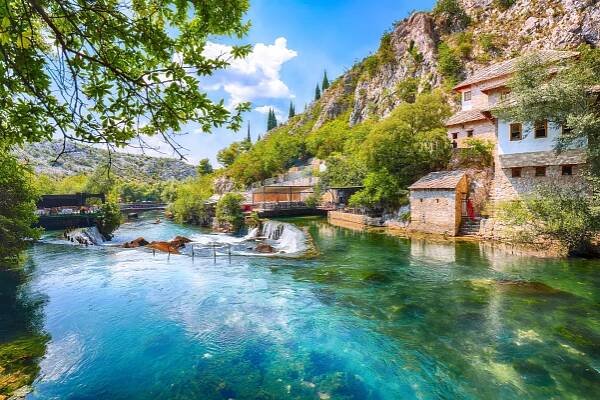 Dervišský klášter nebo tekke u pramene řeky Buna ve městě Blagaj. Umístění: Blagaj, Mostar Basin, Herzegovina-Neretva Canton, Bosna a Hercegovina, Evropa — Stock obrázek