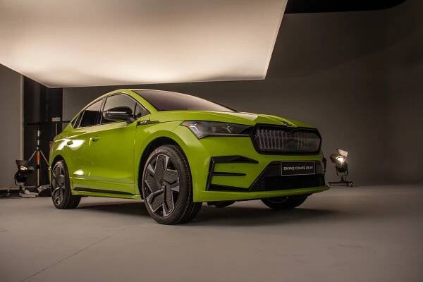 Tohle je nová elektrická Škoda Enyaq Coupé RS iV! Nabízí styl i poctivý dojezd, kufr ale přišel o pár litrů
