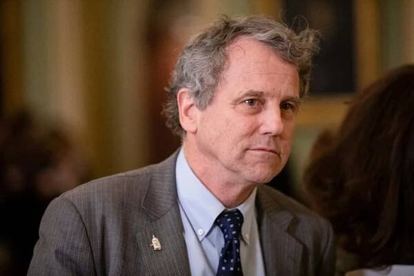 Caption: Sherrod Brown in Discussion at the Capitol Wallpaper