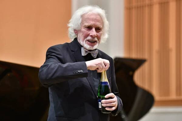 Dramaturg Husy na provázku, který dělal poradce Havlovi. Petr Oslzlý slaví 75. narozeniny