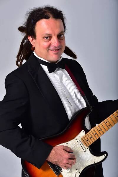 Bobby Koelble - Guitar
