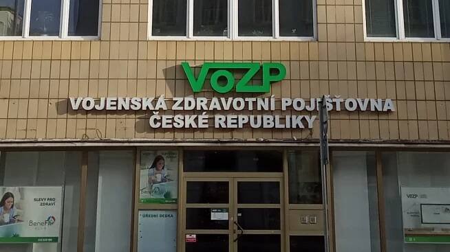 Zadlužená VoZP jedná o sloučení s pojišťovnou ministerstva vnitra, píše Aktuálně.cz