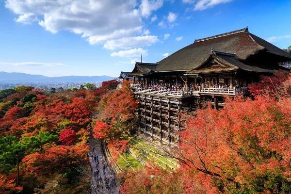Chrám Kiyomizu dera v podzimní sezóně, Kjóto, Japonsko stock fotka