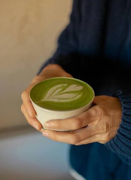 Umělecké Matcha Latte S Listovým Designem · Základová fotografie zdarma