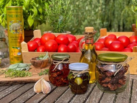 Nakládaná sušená rajčata v olivovém oleji - recept - THEIKOS