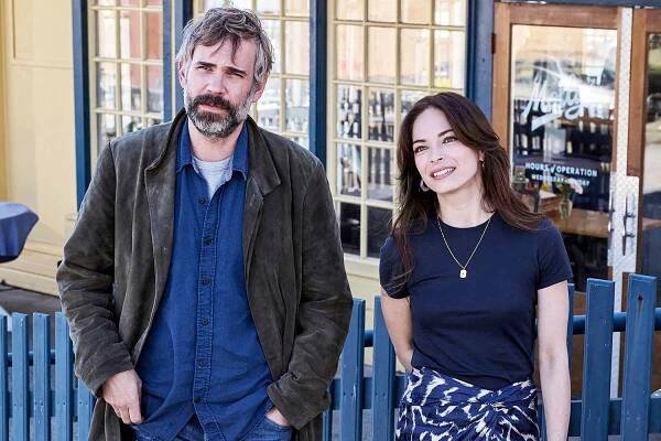 L-R: Rossif Sutherland and Kristin Kreuk. MURDER IN A SMALL TOWN premieres Tuesday, Sept. 24 (8:00-9:30 PM ET/PT) on FOX