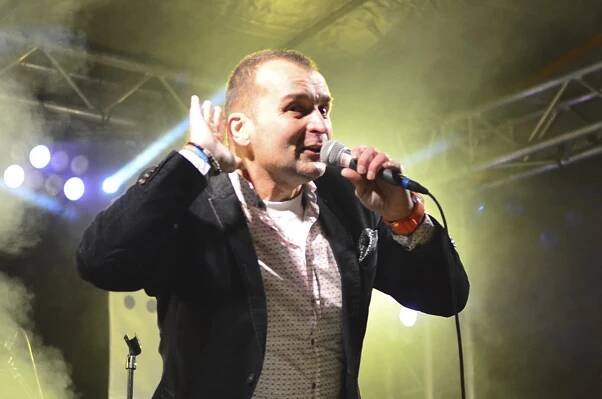 Skutečné životy: Pavel Novák přežil srážku s letadlem! Známý zpěvák chodil z chemoterapií hned na koncerty