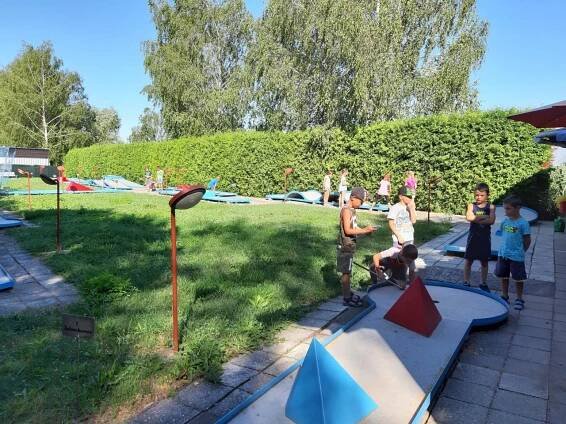 Minigolf v kempu - Oficiální stránky obce Milovice u Hořic