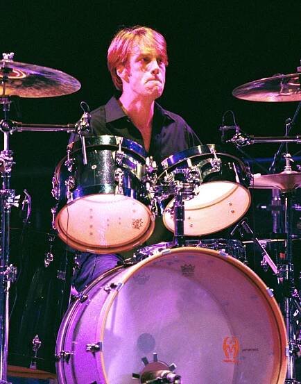 Matt Cameron performs with Pearl Jam in 2000