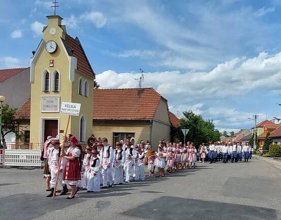 Horňácké slavnosti ozdobil krojovaný průvod. Znovu po šesti letech