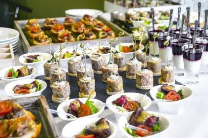koncept stravovacích služeb: různé občerstvení podávané na obchodní akci, hotelu, narozeninové nebo svatební oslavě - potravinářský a nápojový průmysl - stock snímky, obrázky a fotky