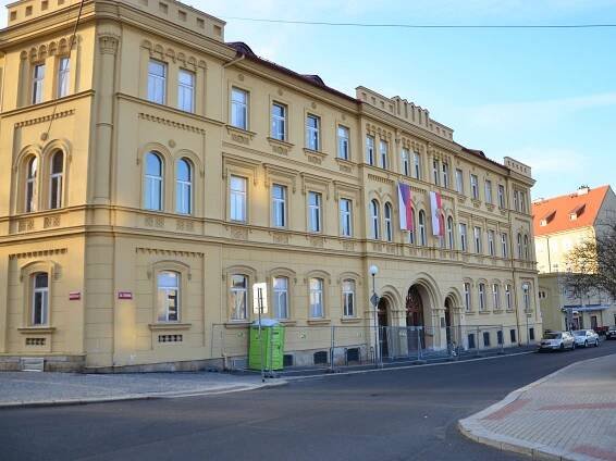 Stavební práce uzavřely hlavní vchod do budovy chebského městského úřadu