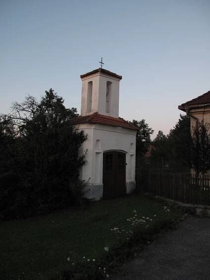 Soubor:Doubrava (Chrášťany), kaplička.jpg – Wikipedie