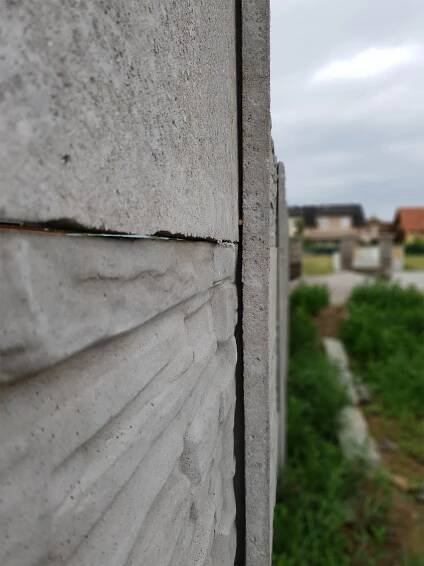 Pletiva Dobrý – montáž betonového plotu šachovnicového vzoru